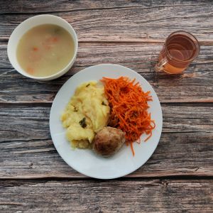 Zdjęcie przedstawia Dietę łatwostrawną: Jarzynowa z zacierką Ziemniaki z koperkiem gotowane Pulpet drobiowy Sos pietruszkowy Sur&oacute;wka z marchwi i jabłka Kompot owocowy z jabłkami